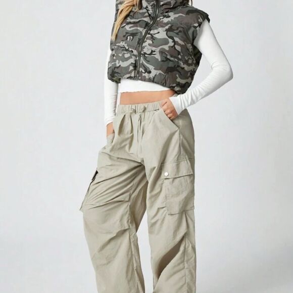 NWOT Camo Puffer Cropped Vest Medium - Picture 4 of 11